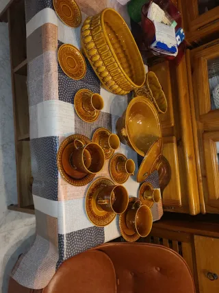 Juego de cerámica marrón y dorado