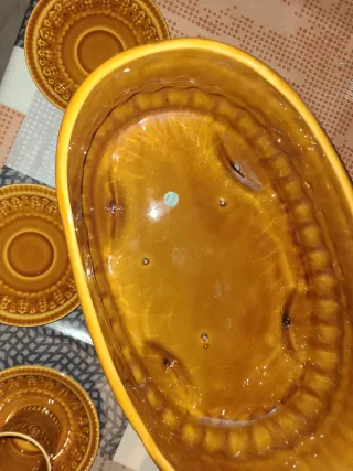 Juego de cerámica marrón y dorado