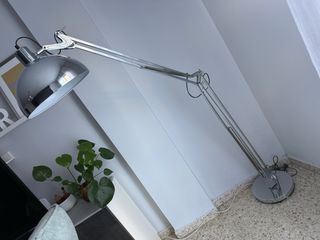 Lámpara de pie plateada ajustable