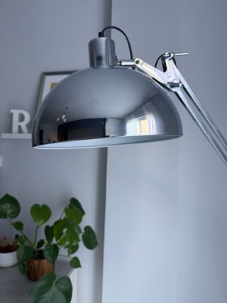 Lámpara de pie plateada ajustable