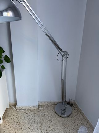 Lámpara de pie plateada ajustable