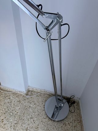 Lámpara de pie plateada ajustable