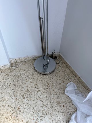 Lámpara de pie plateada ajustable