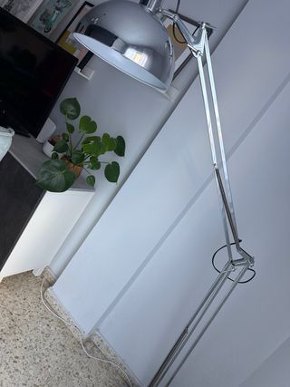 Lámpara de pie plateada ajustable