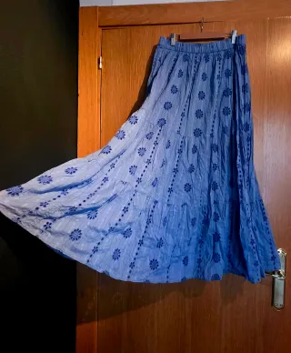 Falda larga bordada azul - ZARA