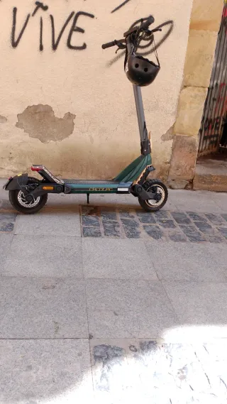 Patinete eléctrico verde