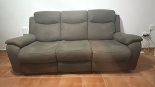 Sofá reclinable con sillón eléctrico a juego.