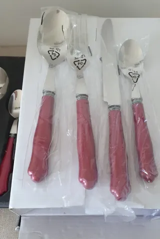 Cubertería rojo y plateado