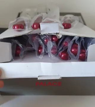 Cubertería rojo y plateado