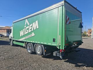 Scania P320 6x2 con caja cerrada y plataforma