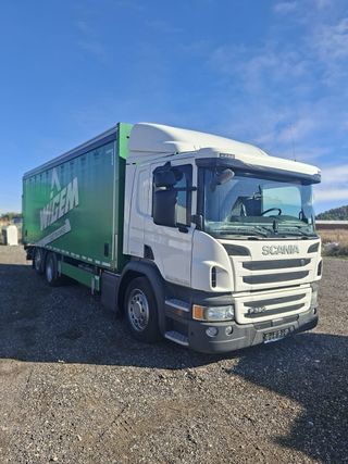 Scania P320 6x2 con caja cerrada y plataforma