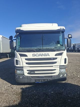 Scania P320 6x2 con caja cerrada y plataforma