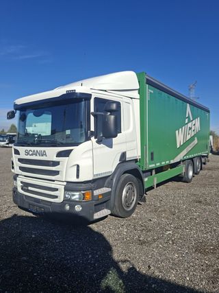 Scania P320 6x2 con caja cerrada y plataforma
