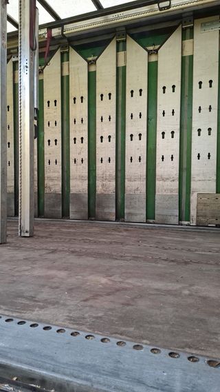 Scania P320 6x2 con caja cerrada y plataforma