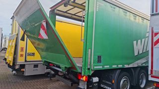 Scania P320 6x2 con caja cerrada y plataforma