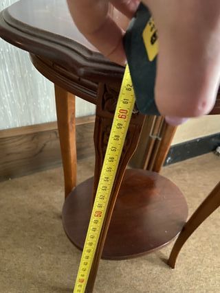 Mesa auxiliar de madera con detalles