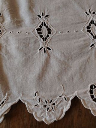 Tessuto antico con ricami e trafori