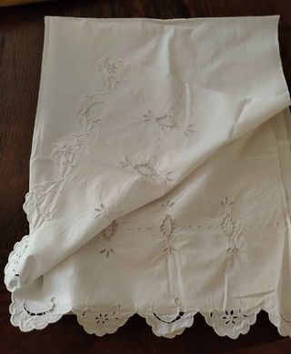 Tessuto antico con ricami e trafori