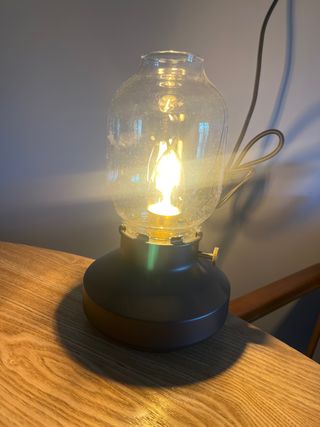 Lámpara de mesa Ikea cristal y metal gris oscuro.