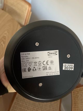 Lámpara de mesa Ikea cristal y metal gris oscuro.