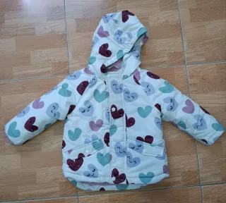 Chaqueta bebé con capucha y corazones