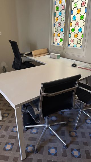 Mesa de oficina, sillas y cajoneras con ruedas