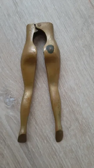 Cascanueces de metal dorado