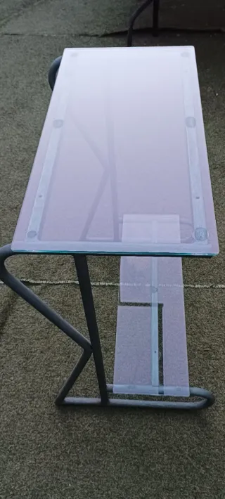 Mesa de escritorio de cristal y metal