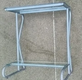 Mesa de escritorio de cristal y metal