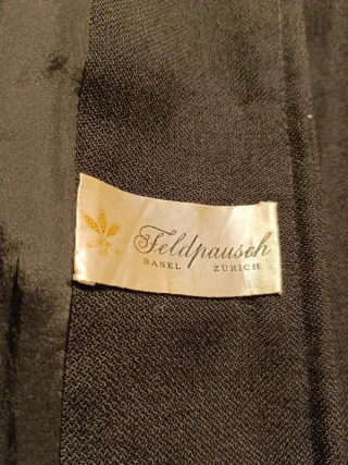 Chaqueta corta de lana negra