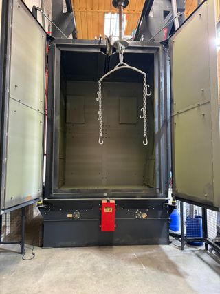 Limpieza de piezas metálicas con chorro de arena