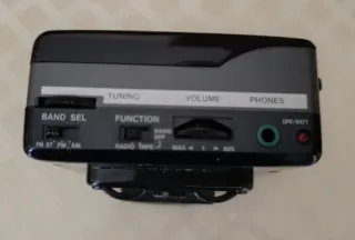 Aparato vintage reproductor cintas y radio Sanyo.