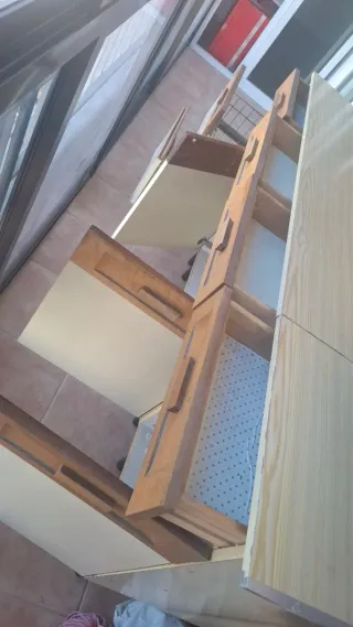 Mueble de cocina beige y marrón. Marca forlady.