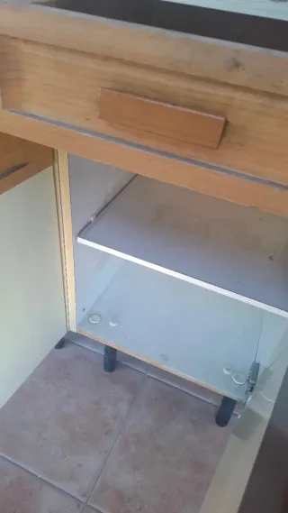 Mueble de cocina beige y marrón. Marca forlady.