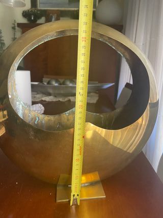 Centro de mesa dorado con flores