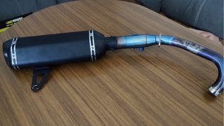 Tubo de escape moto negro y azul