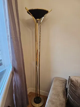 Lámpara de pie salón dorada y negra