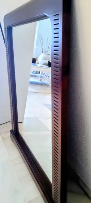 Espejo de madera marrón