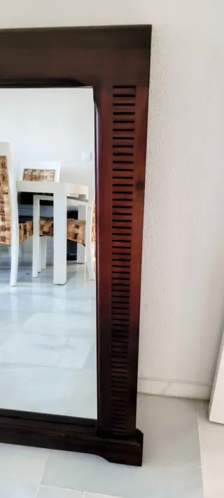 Espejo de madera marrón