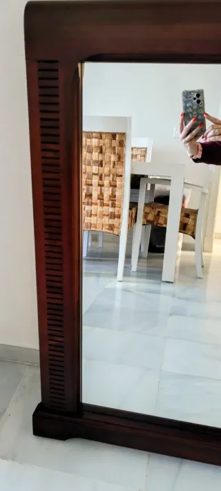 Espejo de madera marrón