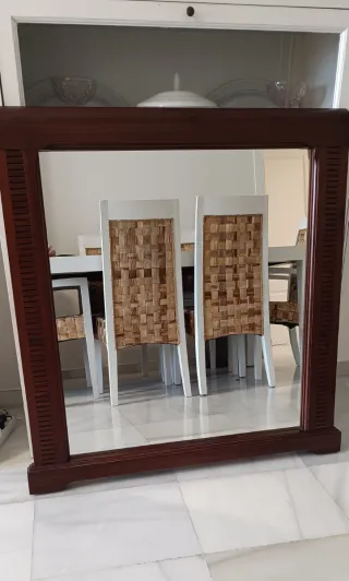 Espejo de madera marrón