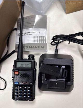 Radio Baofeng UV-5R con cargador y manual