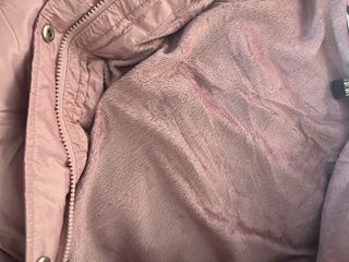 Chaleco acolchado rosa malva con capucha