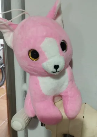 Peluche rosa de gato con ojos brillantes