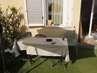 Mesa de jardín con sillas