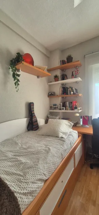 Habitación juvenil cama nido mesa de estudio