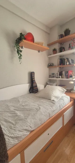 Habitación juvenil cama nido mesa de estudio