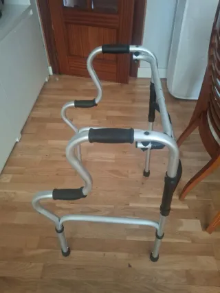 Silla de ruedas plegable nueva y andador.