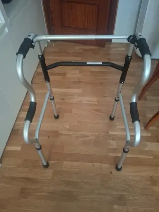 Silla de ruedas plegable nueva y andador.