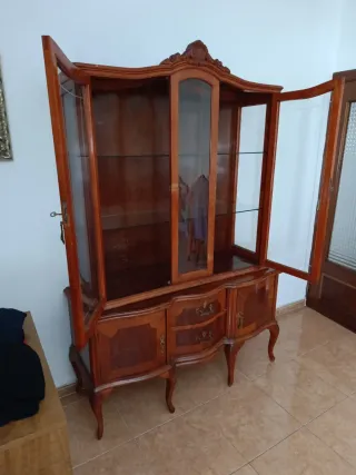 Vitrina de madera y cristal